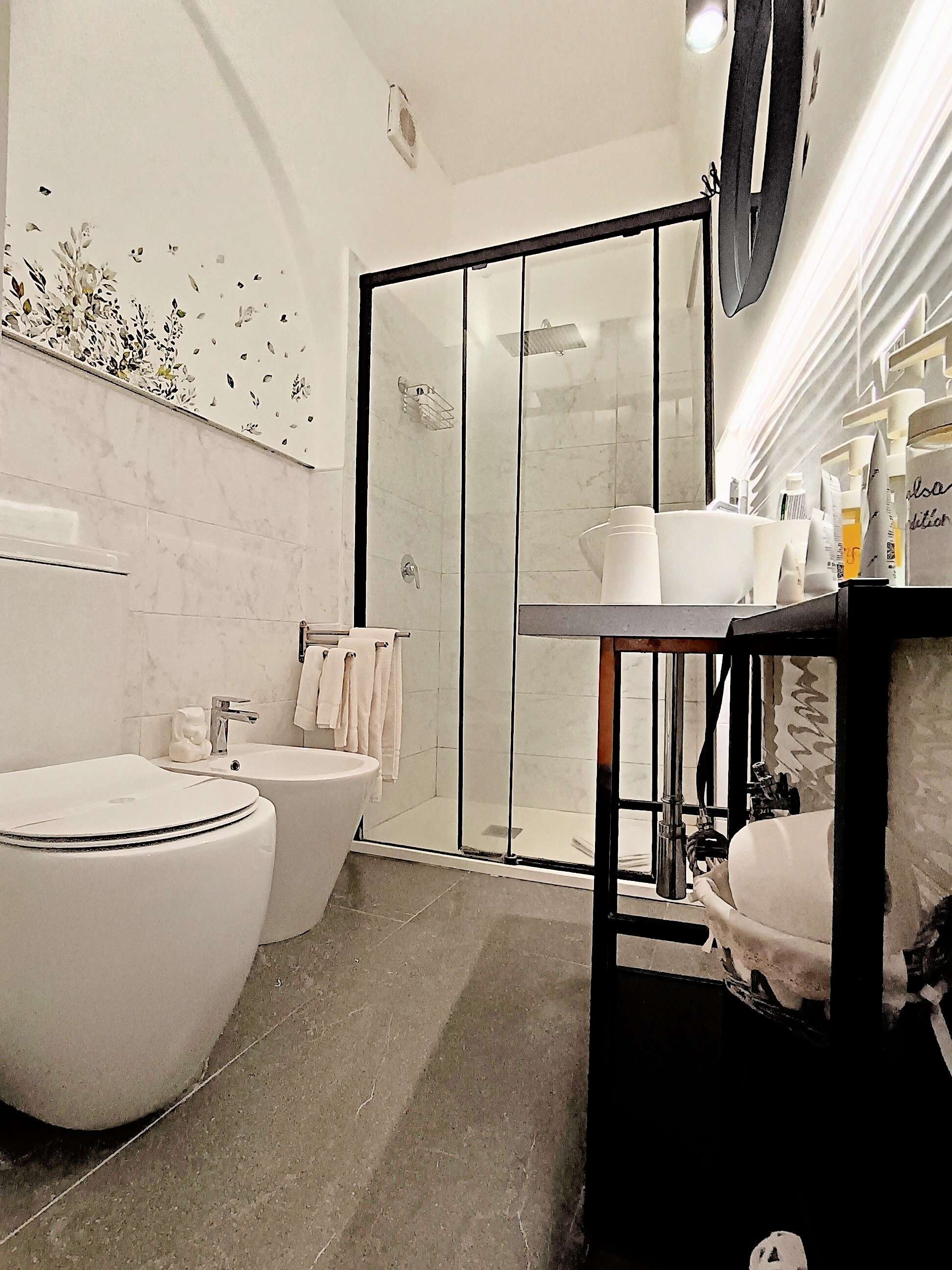 Bagno moderno con doccia extra large